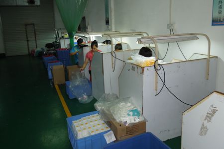 對矽膠產品進行檢驗和（hé）拆邊線